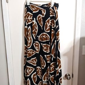 Mid/high waisted midi skirt with long slit